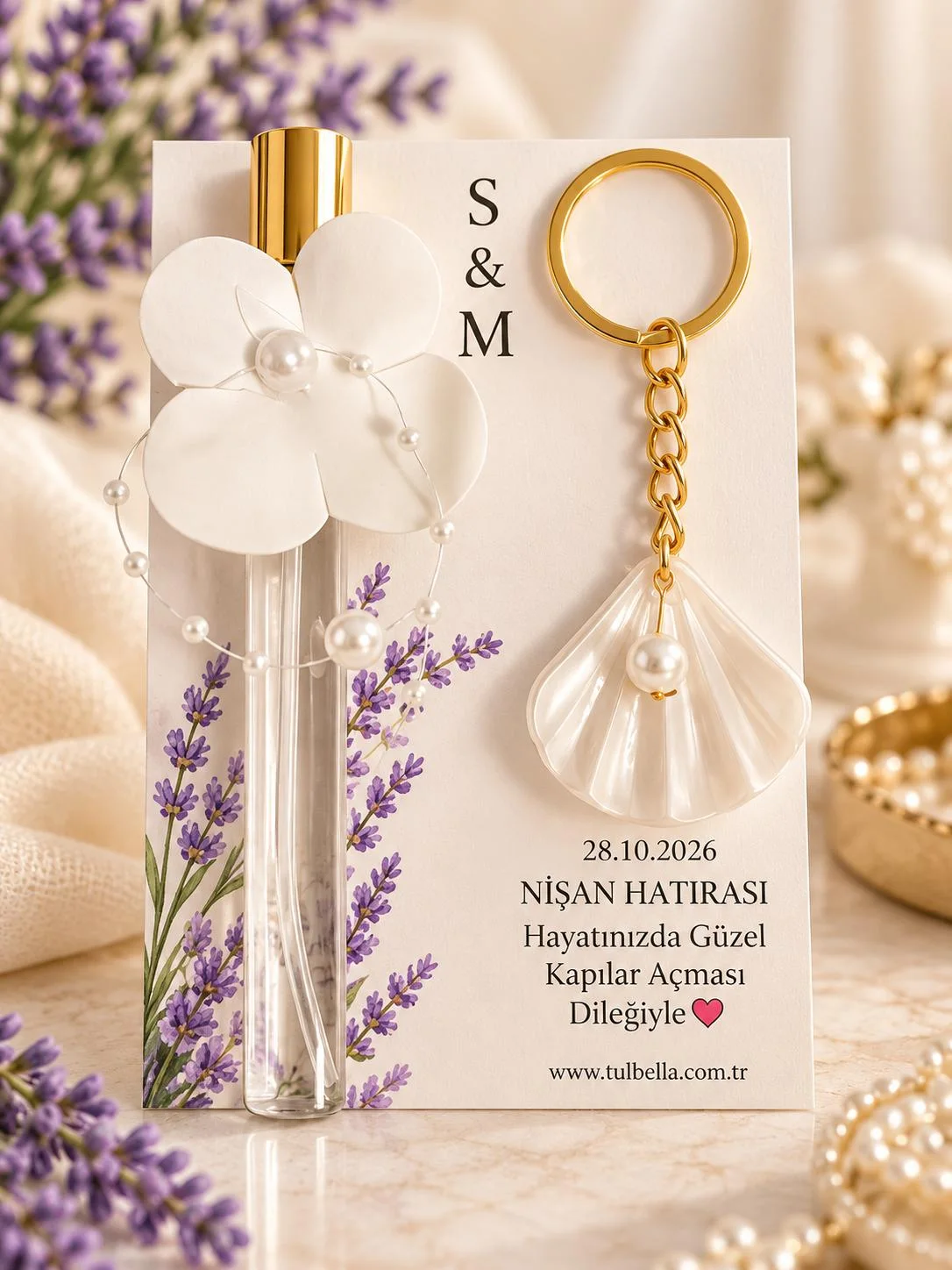 Lavanta Desenli Kart Üzerinde Çiçek Süslemeli Sprey Kolonya ve Sedefli İstiridye Anahtarlık Nikah Hatırası Seti