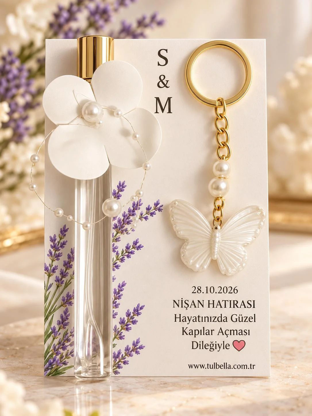 Lavanta Desenli Kart Üzerinde Çiçek Süslemeli Sprey Kolonya ve İnci Detaylı Kelebek Anahtarlık Nikah Hatırası Seti